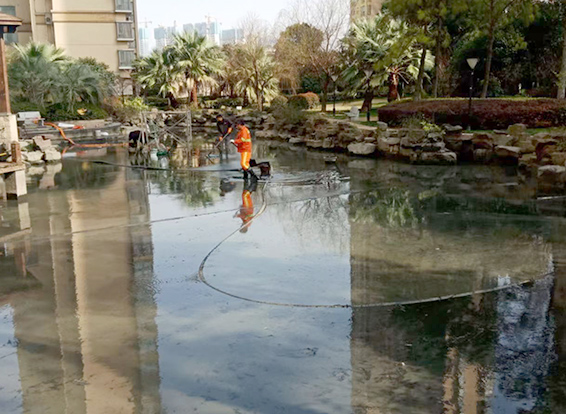 珲春景观池淤泥清理